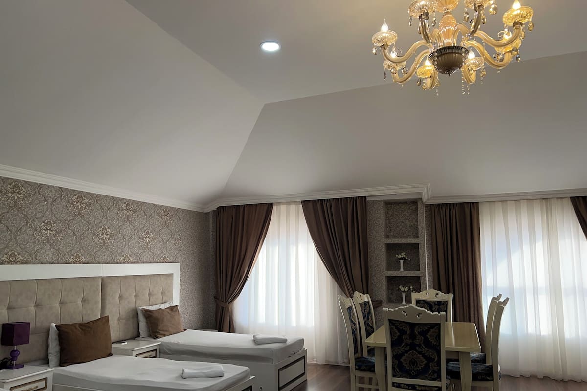 Quarto triplo luxo, 1 quarto, vista para o deserto | Roupas de cama premium, frigobar, cofres nos quartos
