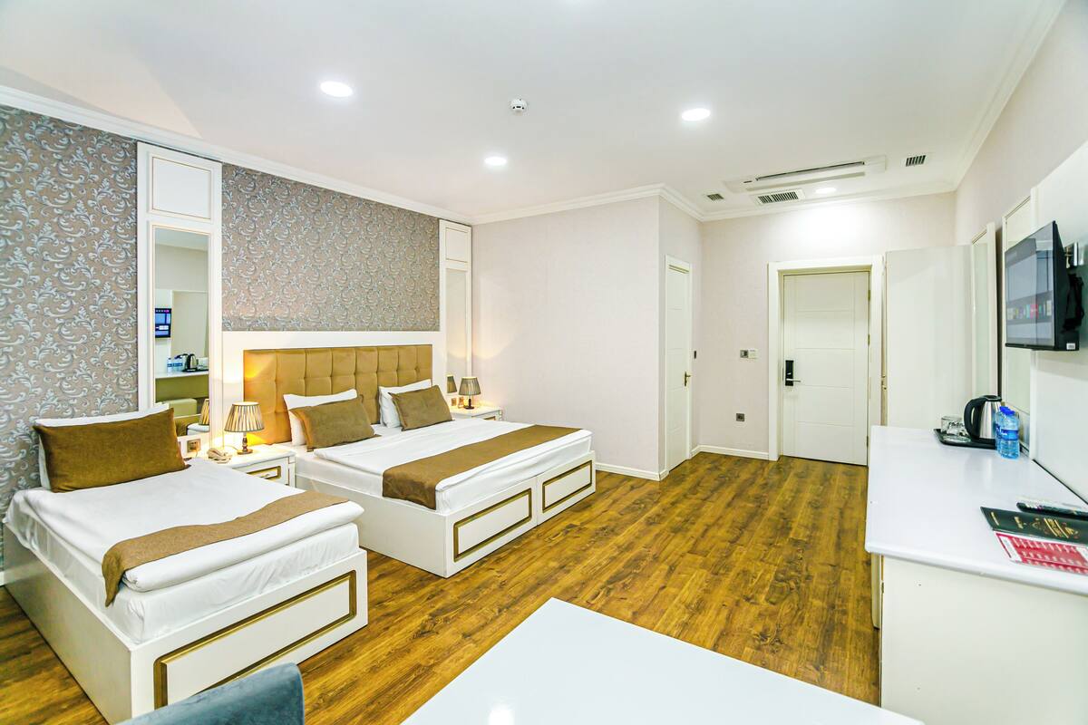 Deluxe Triple Room, 1 Bedroom, pemandangan gurun | Peralatan tempat tidur premium, bar mini, peti besi dalam bilik