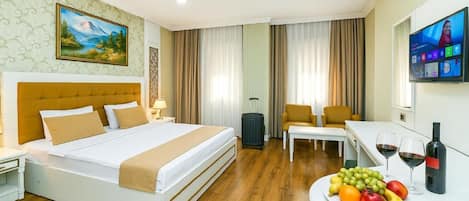 Standard Double or Twin Room | Peralatan tempat tidur premium, bar mini, peti besi dalam bilik