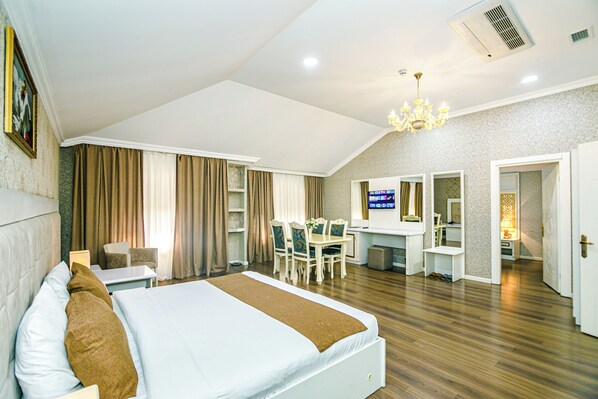 Premium bedding, minibar, in-room safe, desk