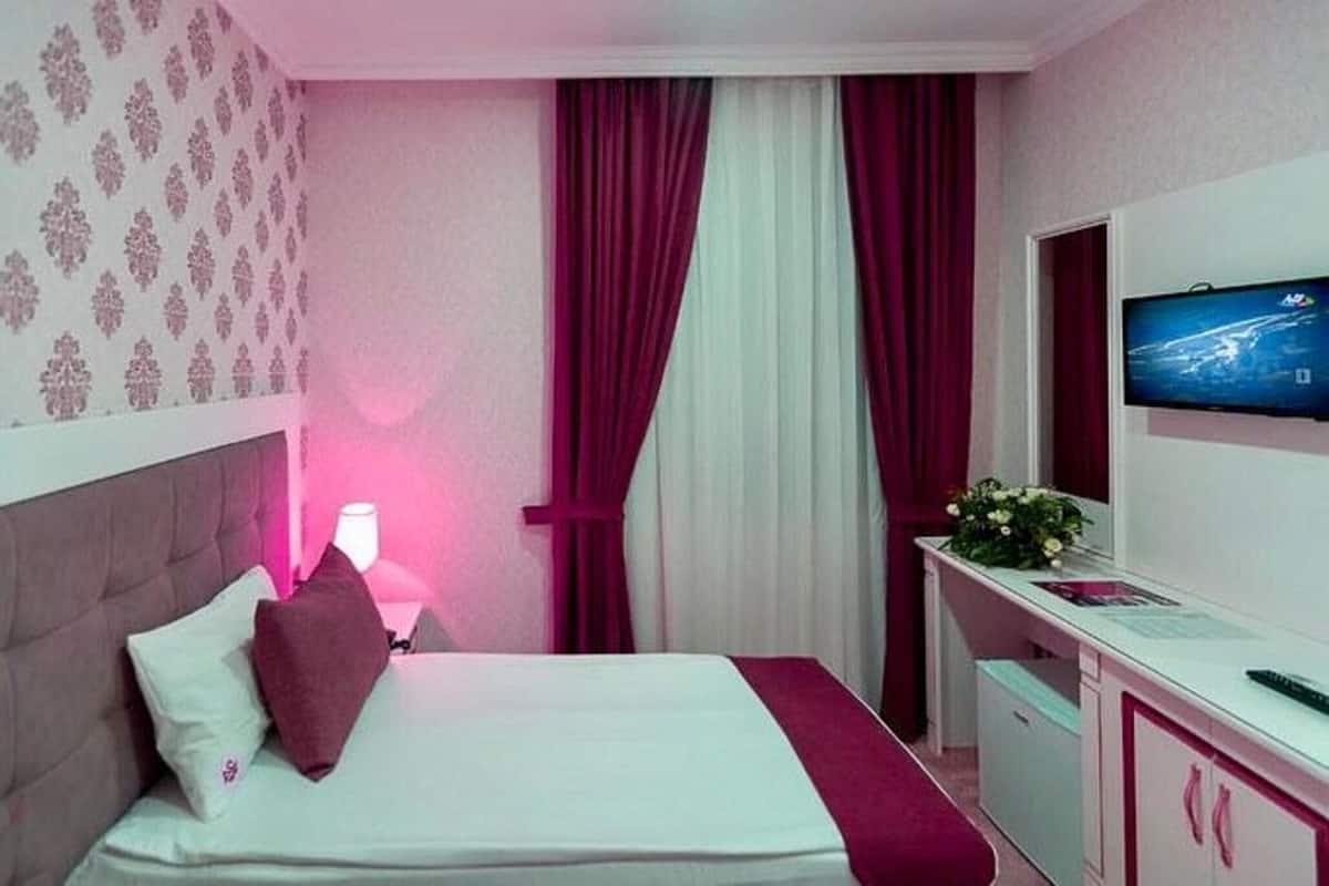 Quarto solteiro econômico | Roupas de cama premium, frigobar, cofres nos quartos