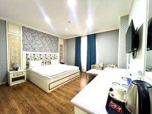 Standard Double or Twin Room | Peralatan tempat tidur premium, bar mini, peti besi dalam bilik