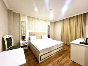 Standard Double or Twin Room | Peralatan tempat tidur premium, bar mini, peti besi dalam bilik