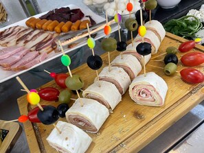 Se ofrece un desayuno continental (5 USD por persona)