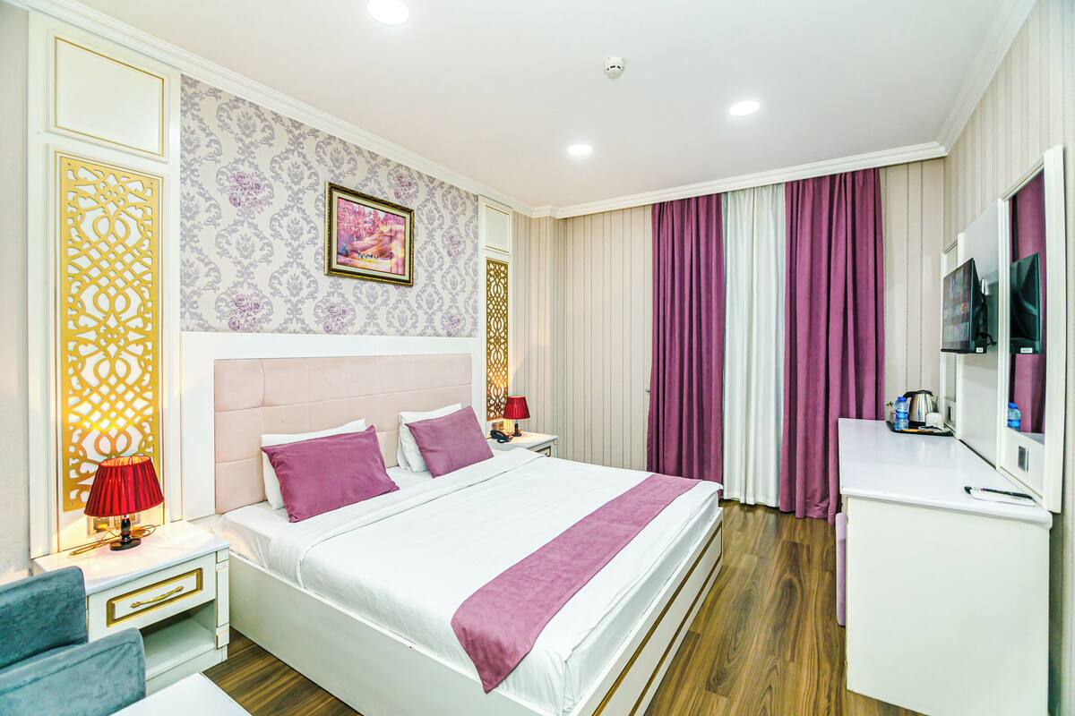 Standard Double or Twin Room | Peralatan tempat tidur premium, bar mini, peti besi dalam bilik
