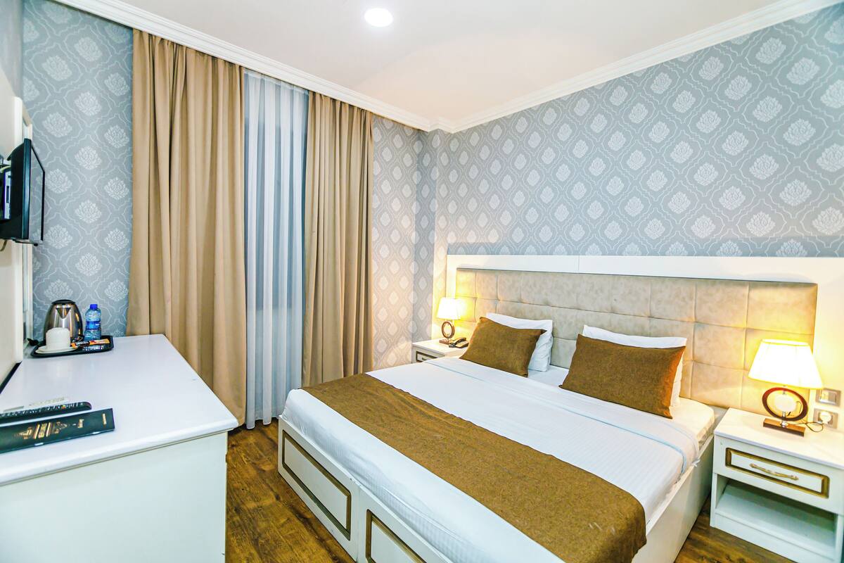 Economy Single Room | Peralatan tempat tidur premium, bar mini, peti besi dalam bilik
