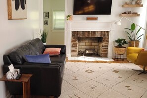 Smart TV, libri, monitor per computer