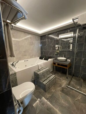 Royal Suite Room | Bathroom - Sign of istanbul Hotel Taksim (Istanbul)