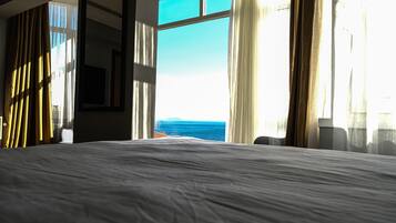 Sea View Room | Bộ đồ giường cao cấp, két bảo mật tại phòng, bàn, phòng cách âm
