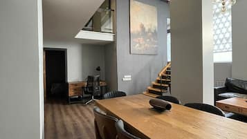Royal Suite Room | Biancheria da letto di alta qualità, cassaforte in camera, una scrivania