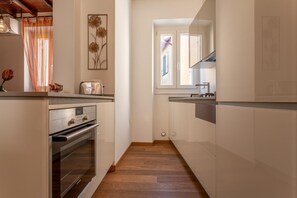 Kühlschrank, Mikrowelle, Herdplatte