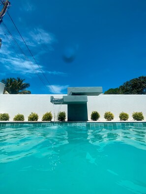 室外游泳池，池畔遮阳伞，日光浴躺椅