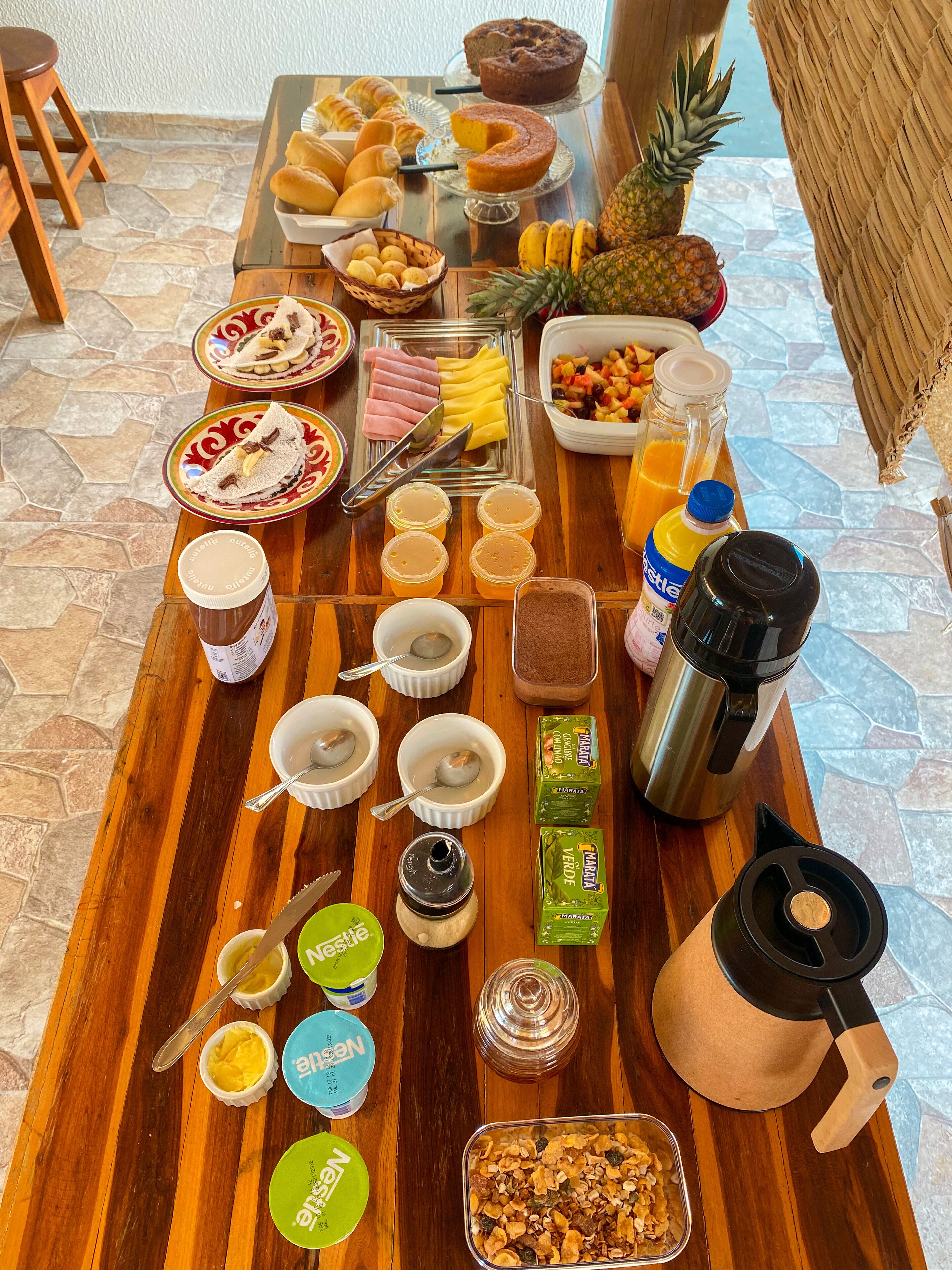 Un buffet de petit-déjeuner proposant une variété d’aliments, notamment des viennoiseries, des fruits et des boissons.