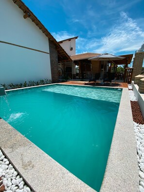 Piscine extérieure, parasols, chaises longues