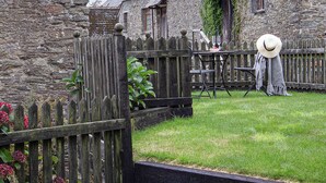 Outdoor dining - Rowan Retreat - One Bedroom Cottage, Sleeps 2 (Lanreath)