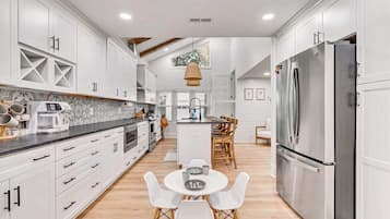 Jääkaappi, mikroaaltouuni, uuni, liesi