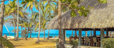 Una spiaggia nelle vicinanze