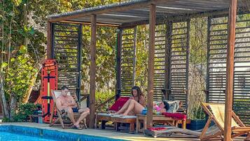 Piscina externa, funciona das 6h às 21h, espreguiçadeiras