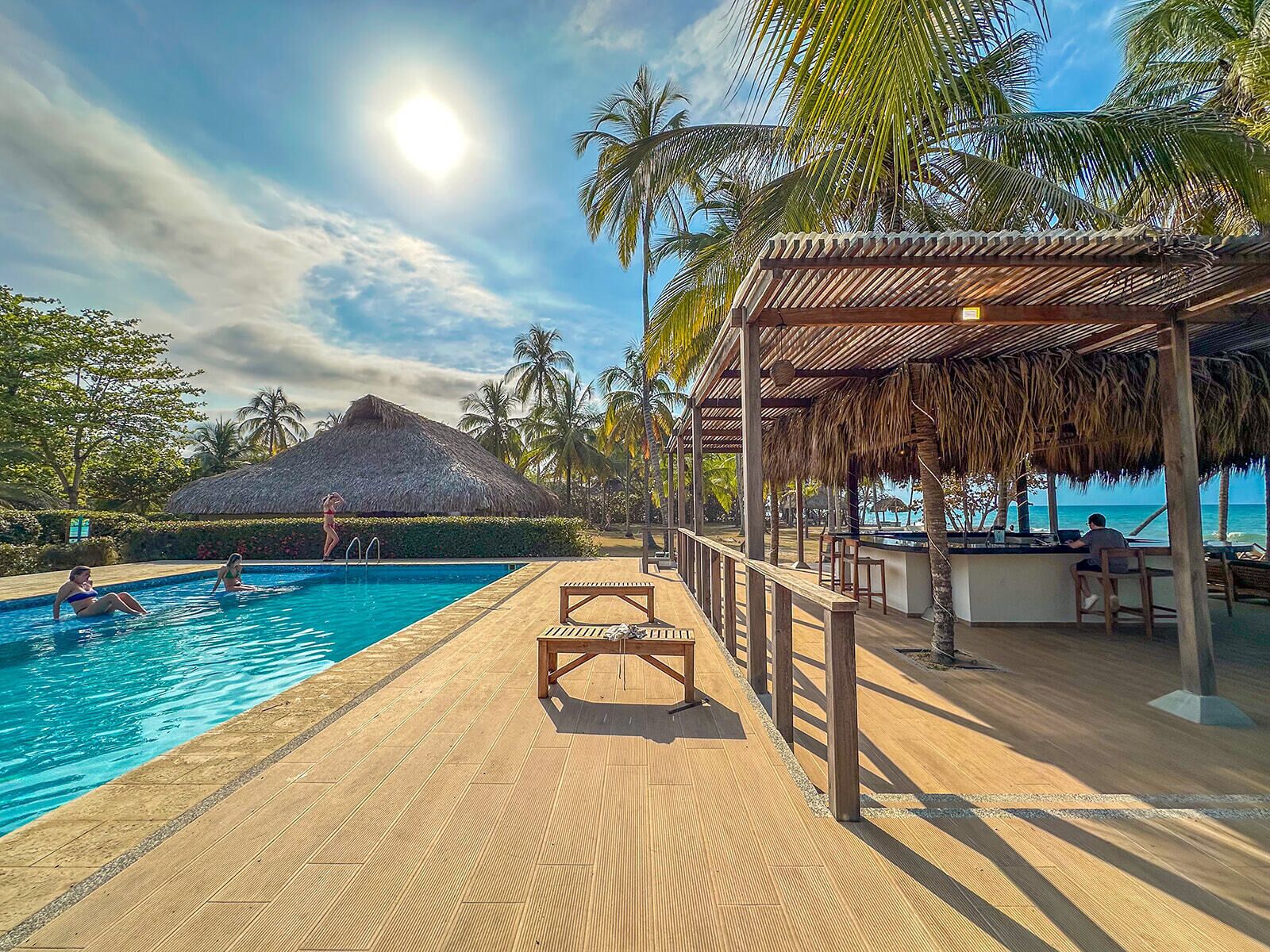 屋外プール、営業時間 6:00 ～ 21:00、サンラウンジャー