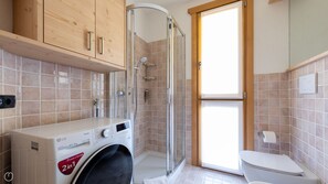 Dutxa, assecador de cabells, bidet i tovalloles 