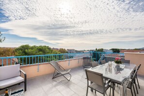 Outdoor dining - Le Bel Vedere - Two Bedroom Apartment, Sleeps 6 (Saint-Aygulf)