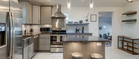 Réfrigérateur, micro-ondes, plaque de cuisson, lave-vaisselle