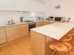 Fridge, electric kettle, toaster, cookware/dishes/utensils - 9 Headland Point (Newquay)