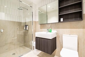 Basic-lejlighed - 2 queensize-senge | Badeværelse | Bruser, hårtørrer, håndklæder, Sæbe