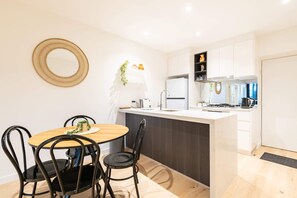 Basic-lejlighed - 2 queensize-senge | Spiseområde