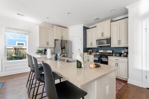 ثلاجة، ميكروويف، فرن، موقد طهي مسطح