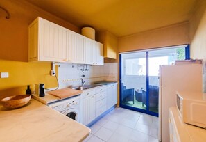 Réfrigérateur, micro-ondes, grille-pain