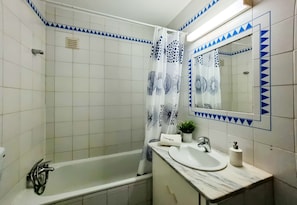 Baignoire, sĂšche-cheveux, serviettes fournies