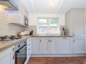 Fridge, dishwasher, electric kettle, cookware/dishes/utensils - Fell Foot Lodge (Windermere)