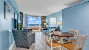 Condo có thiết kế đặc trưng, 1 phòng ngủ, quang cảnh biển, sát bãi biển | Phòng khách