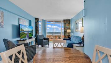 Signature Condo, 1 Bedroom, Ocean View, Oceanfront | Ruang tamu