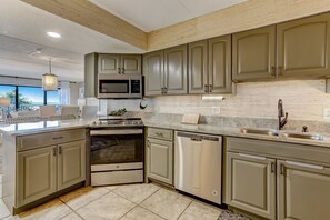 Condo, 3 Bedrooms | Private kitchen | Fridge, oven, stovetop, coffee/tea maker