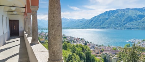 المنطقة المحيطة بالمنشأة