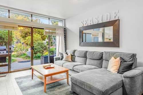 Ground-floor garden condo with indoor pool, hot tub, tennis & racquetball