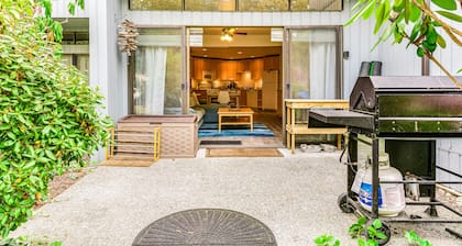 Ground-floor garden condo with indoor pool, hot tub, tennis & racquetball