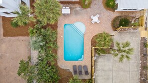 حمّام سباحة مُدفَّأ