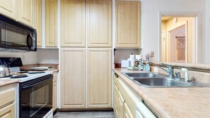 Condo, 1 habitación | Cocina privada | Refrigerador, horno, cafetera y tetera y tostadora 