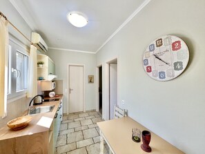 Kühlschrank, Mikrowelle, Herdplatte, Wasserkocher mit Kaffee-/Teezubehör