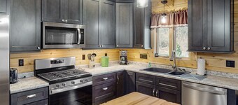 Enchanting dog-friendly cabin with fireplace, hot tub & washer/dryer