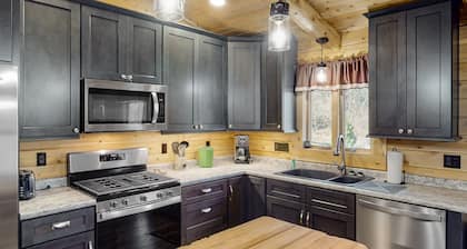 Enchanting dog-friendly cabin with fireplace, hot tub & washer/dryer