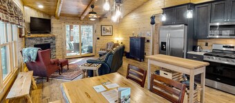 Enchanting dog-friendly cabin with fireplace, hot tub & washer/dryer