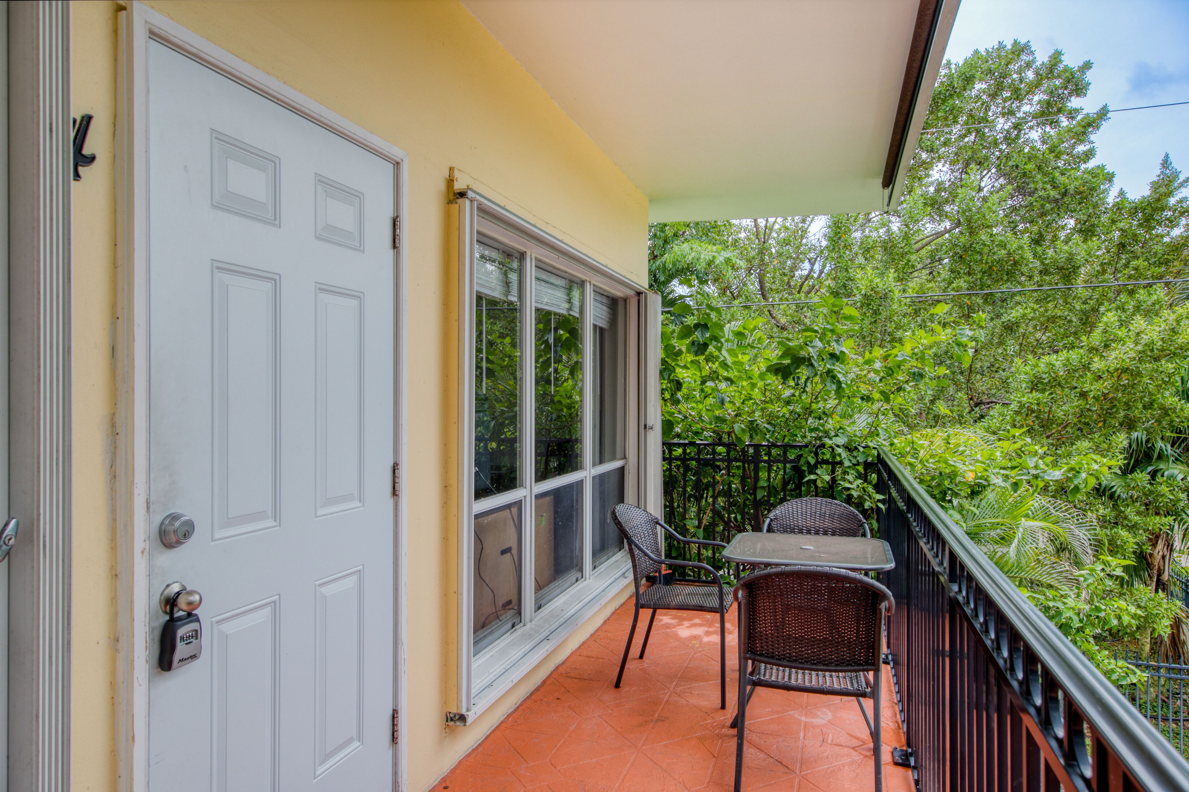 Walkable beach getaway with fast WiFi & full kitchen - snowbird & dog-friendly