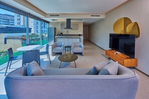 Premium Apartment | Living area | 32-inch flat-screen TV with cable channels, TV - Park Life Querétaro (Querétaro)