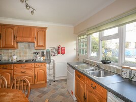 Frigorífico, lavavajillas, hervidor eléctrico y tostadora