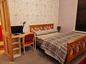 WiFi, bed sheets - Cheerful 2 bedroom cottage with Indoor Fireplace (Sunderland)