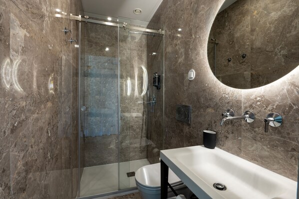 Chambre supérieure double | Salle de bain | Douche, douche cascade, séchoir à cheveux, serviettes fournies